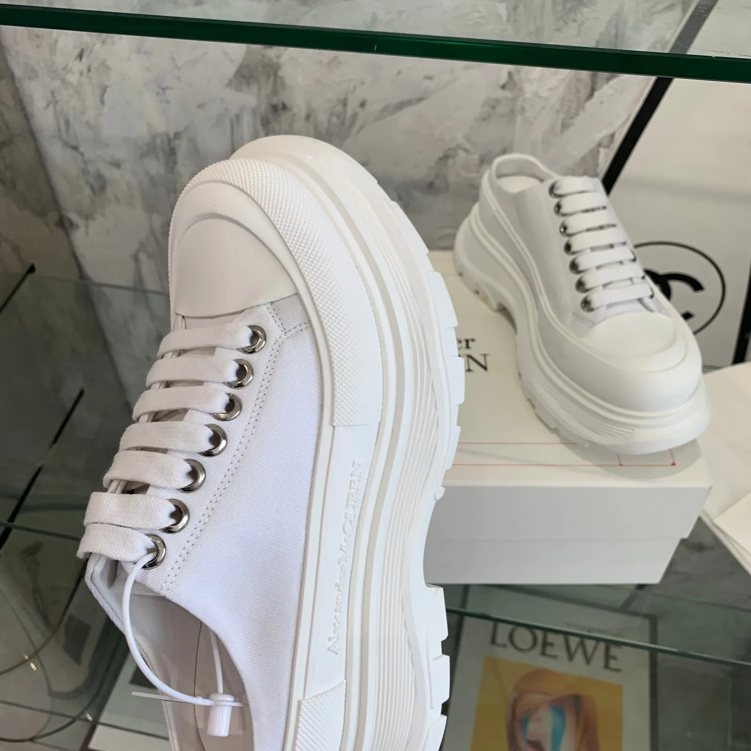 👟👟Ex-factory price 500👟👟 Mc Queen is in stock all year round [Rose] McQueen [Rose] dad shoes [Rose] ss early spring first release‼ ️‼ ️The latest Milan Fashion Week T-stage catwalk model, the unique and personalized design is very classy on the feet, and the round toe design allows the toes to be completely released. I spent a lot of money to buy multiple pairs of the originals and dismantled them and made replicas. Many celebrities such as Guli Nazha, Wu Lei, and Internet celebrity bloggers have endorsed Xiaohongshu’s popular products, and the products are sold out at the counters! Fabric: Imported pure cotton fabric Lining: Imported silk sheepskin Feet: Imported silk sheepskin Size: Women's 35-40. Packaging: original full set of packaging, outsole: increased by 5 cm, original outsole